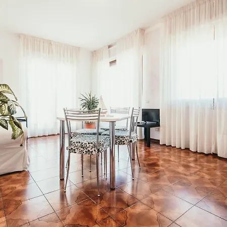 Red Rose - Lakeside Leisure & Business Apartament
